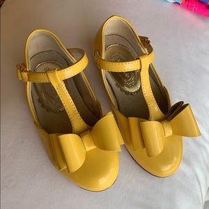 Joyfolie yellow bow shoes. Little girl size 9. GUC